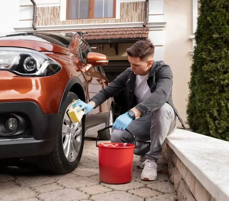 Lavage auto à domicile Aubigné-sur-Layon : professionnel intervenant sur un véhicule